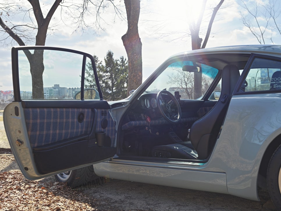 Porsche 911 (964) Carrera 4 — archive photograph 25.1