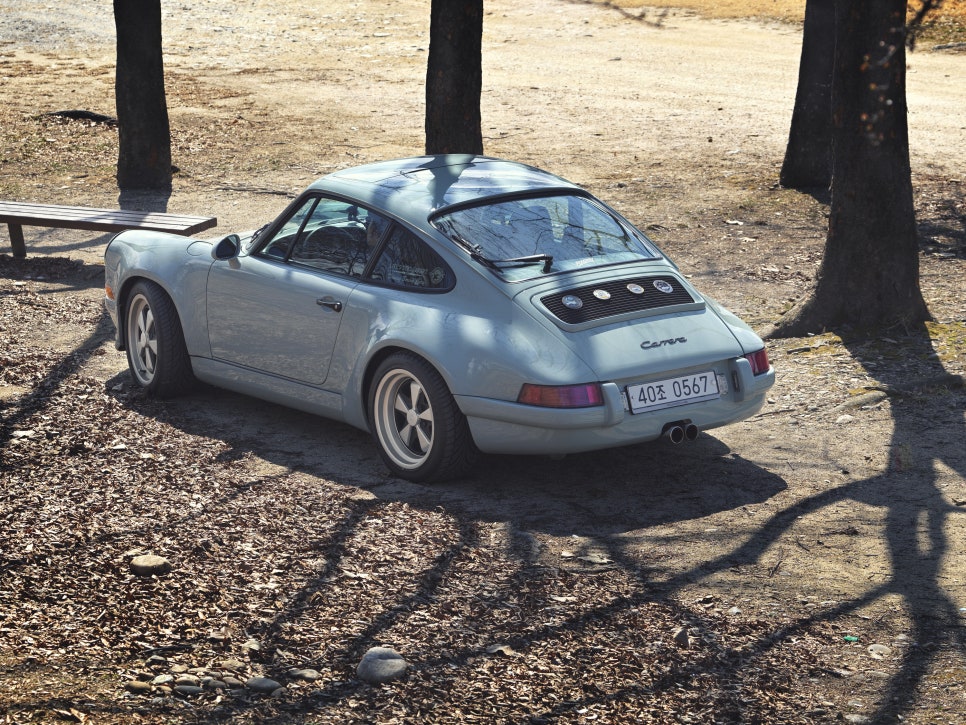 Porsche 911 (964) Carrera 4 — archive photograph 17.1