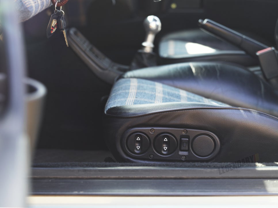 Porsche 911 (964) Carrera 4 — archive photograph 29.1
