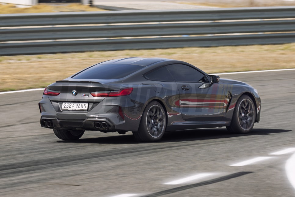 BMW M8 Competition & 850 CSi — archive photograph 25.1