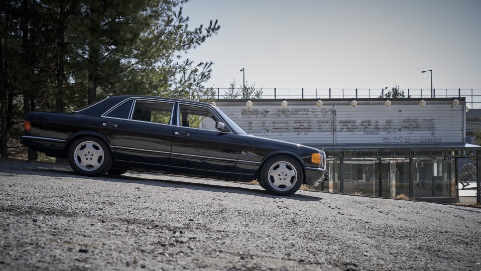 Mercedes-Benz W126 560SEL — archive photograph 8.1